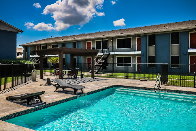 the pool at The Crossings at 31st
